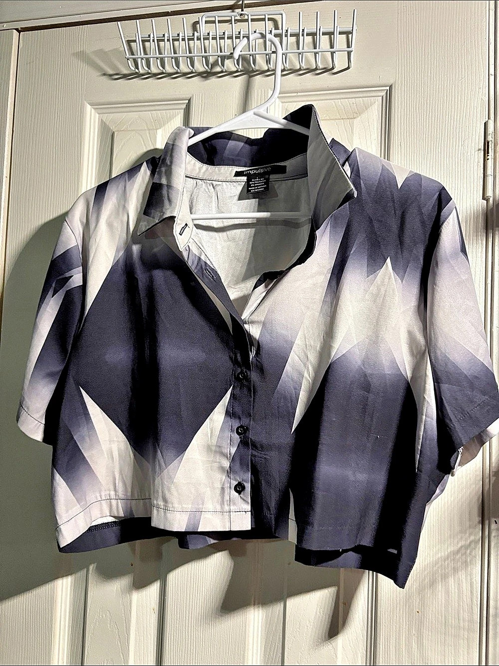 Impulsive Women's Geometric Button Down in Blue & White